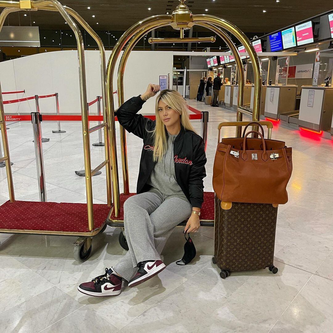 Wanda Nara aprovechó el aeropuerto de París para posar junto a sus hijos