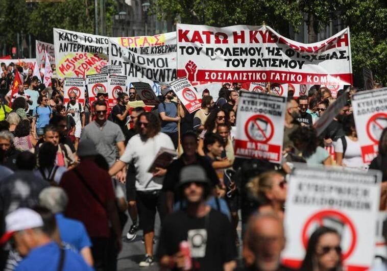 La reforma “deja la puerta abierta para trabajar hasta 13 horas al día, y hasta que tengamos 74 años”, dijo el presidente del sindicato de trabajadores de la agricultura. Foto: EFE