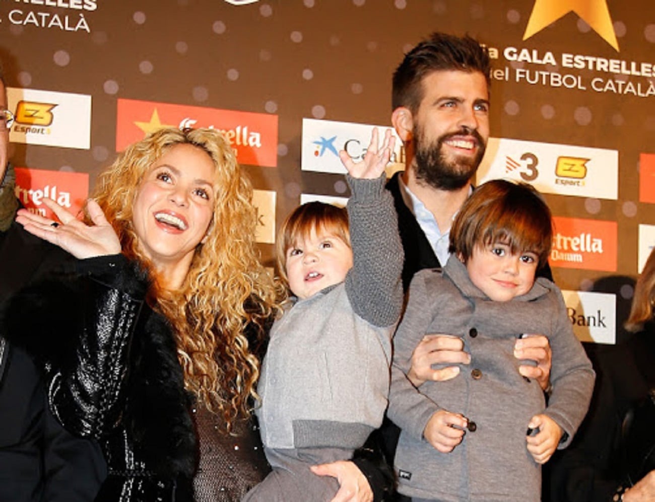 Shakira y Piqué con sus hijos, Milan y Sasha.