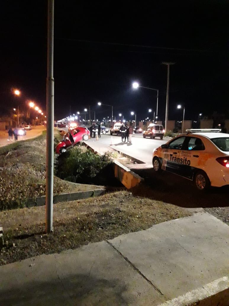 Una Fiat Doblo y un Palio colisionaron en la intersección de Tropero Sosa y Ruiz de Maipú. Hay un herido de gravedad.