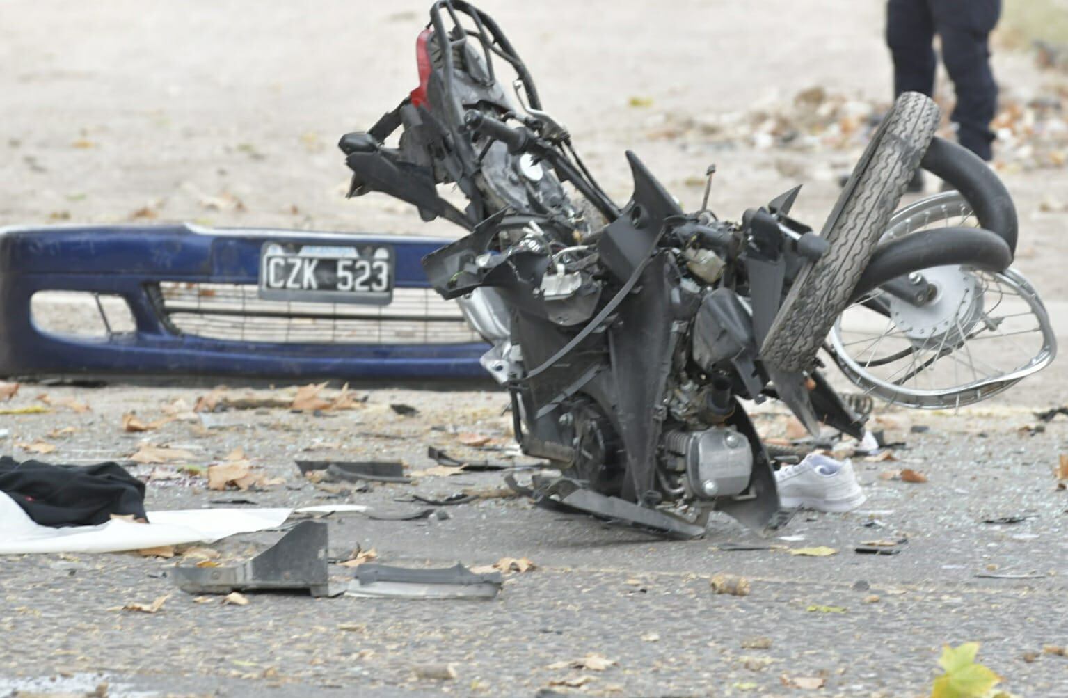 Un motociclista y su hija de 7 años murieron tras chocar y quedar debajo de un auto en Las Heras (Foto: Orlando Pelichotti / Los Andes)