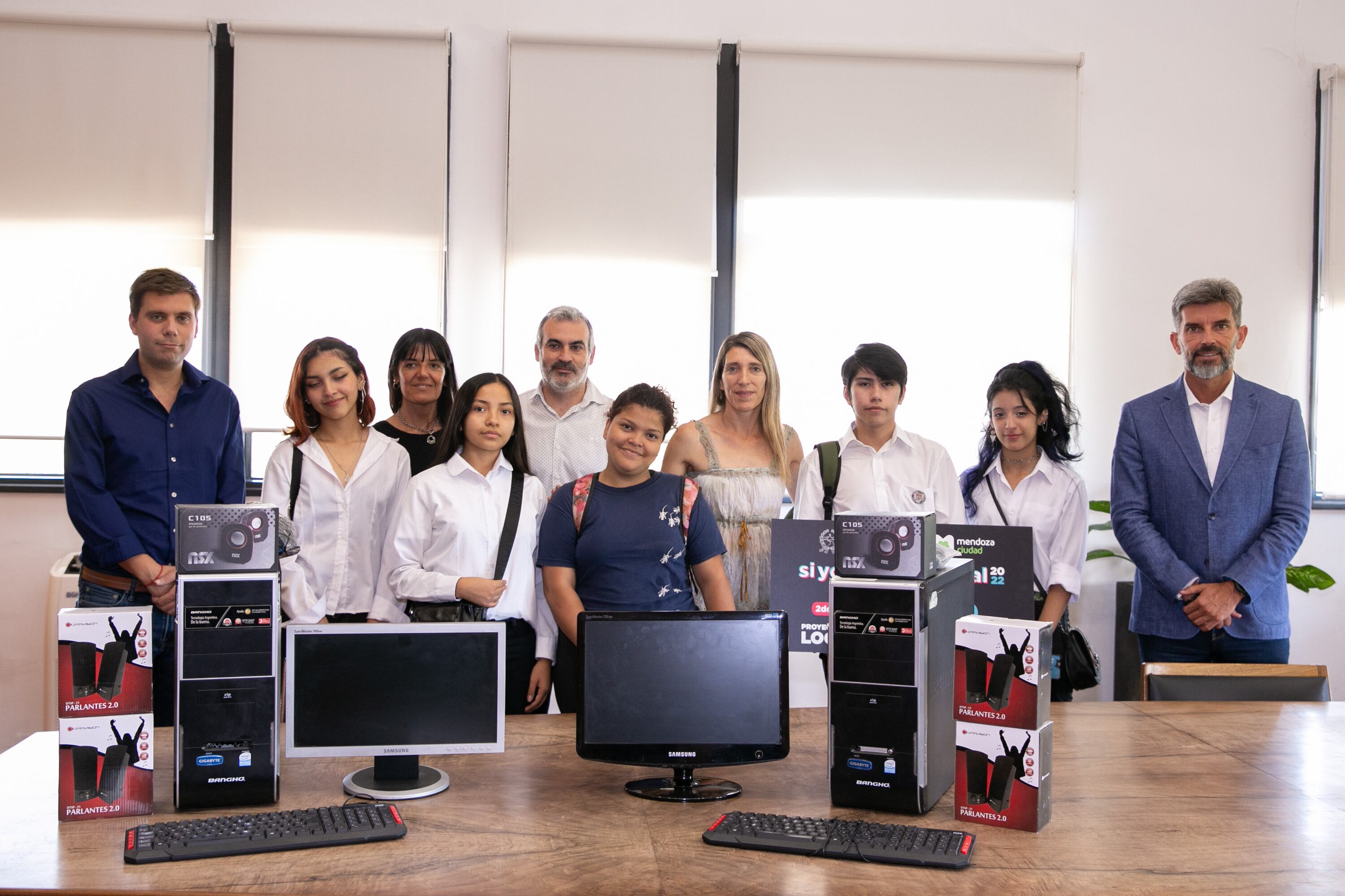 El intendente de la Ciudad premió a los ganadores del concurso “Si yo fuera concejal”. Foto: Prensa Ciudad de Mendoza