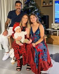 Indiana con su papá y Mica Viciconte en Navidad, lejos de su mamá y hermanas. 