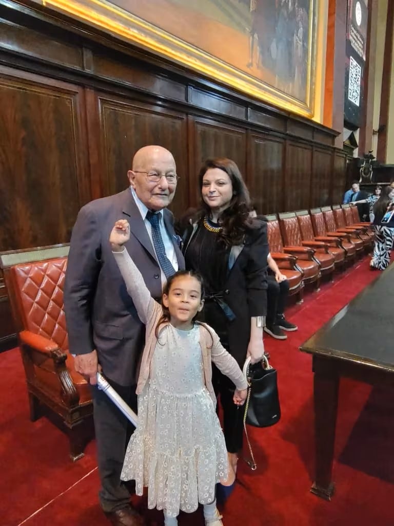 Julio rodeado de sus seres queridos durante la entrega de diplomas. Foto: Gentileza Infobae.