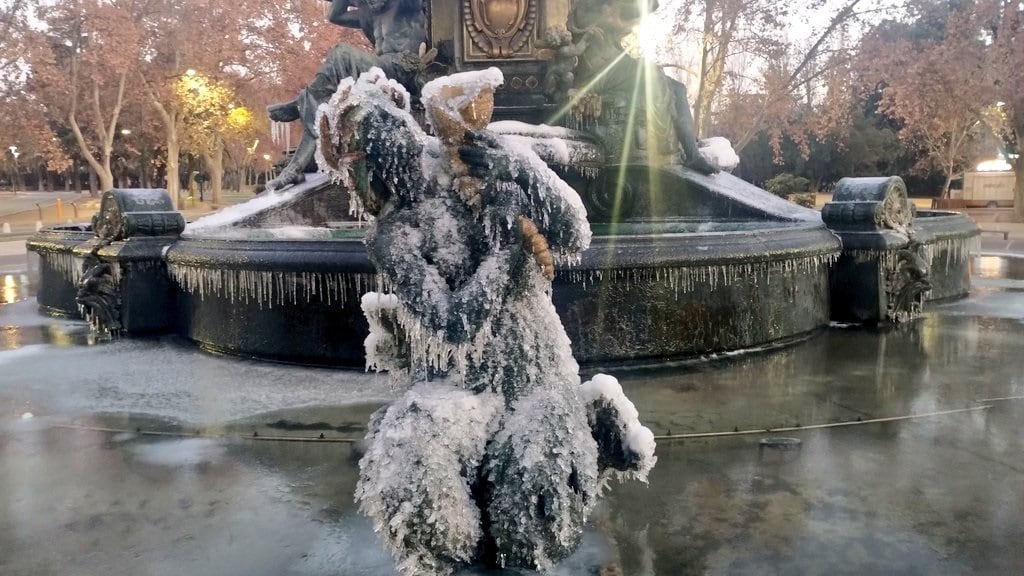 Por el frío, la Fuente de los Continentes amaneció congelada en el parque General San Martín (Gentileza X @MATIPASCUALETTI)