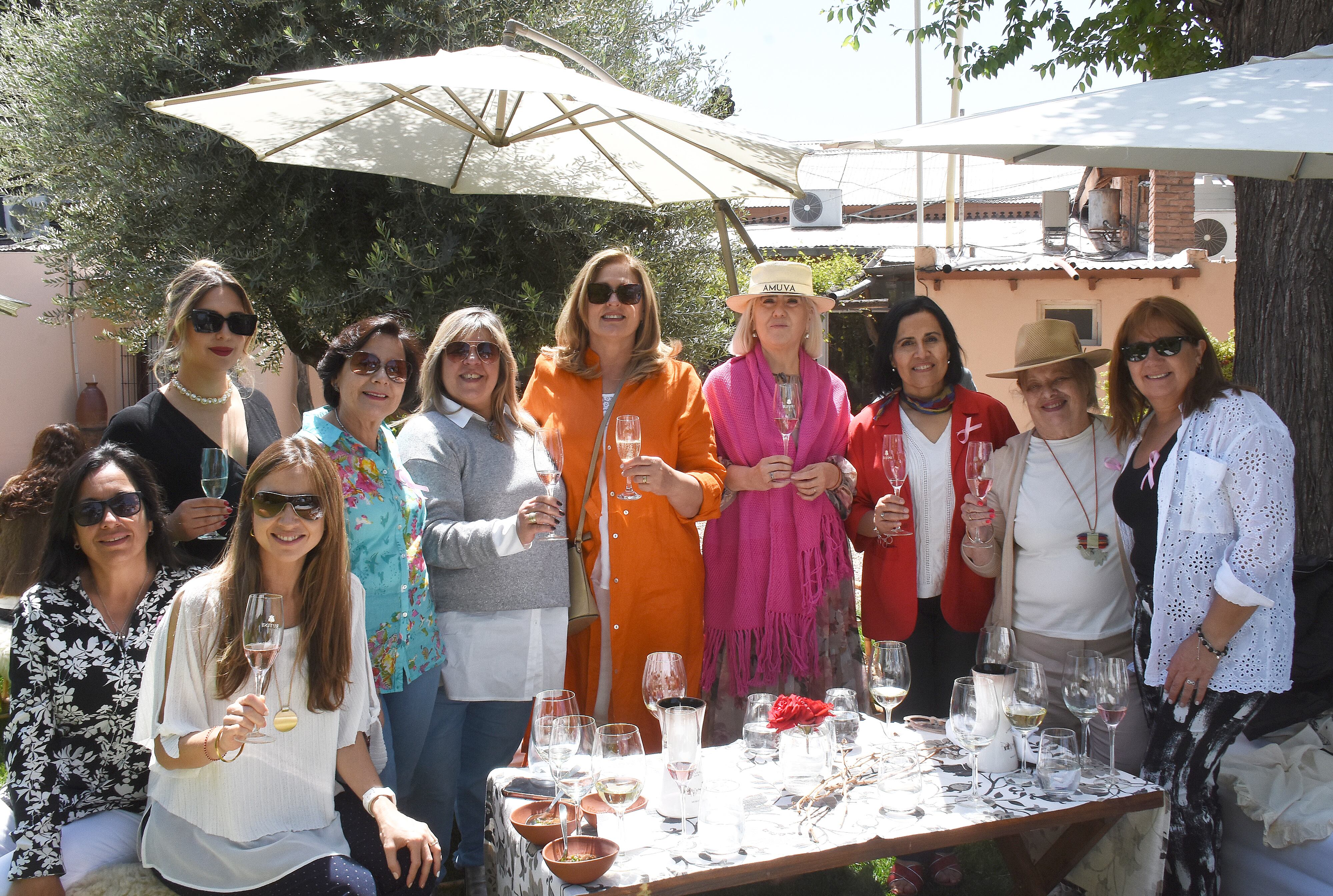 Sentadas: Viviana Valverde e Ivana Riccardi. Anita Di Paola, Cristina Pandolfi, Silvia Cervós, Miriam de Di Paola, Fátima Villagra, Geysi García, Graciela Santamaría y Nancy López.