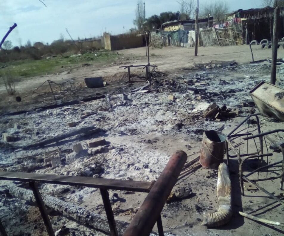 La humilde casa quedó reducida a cenizas tras la acción del fuego. Foto: Gentileza