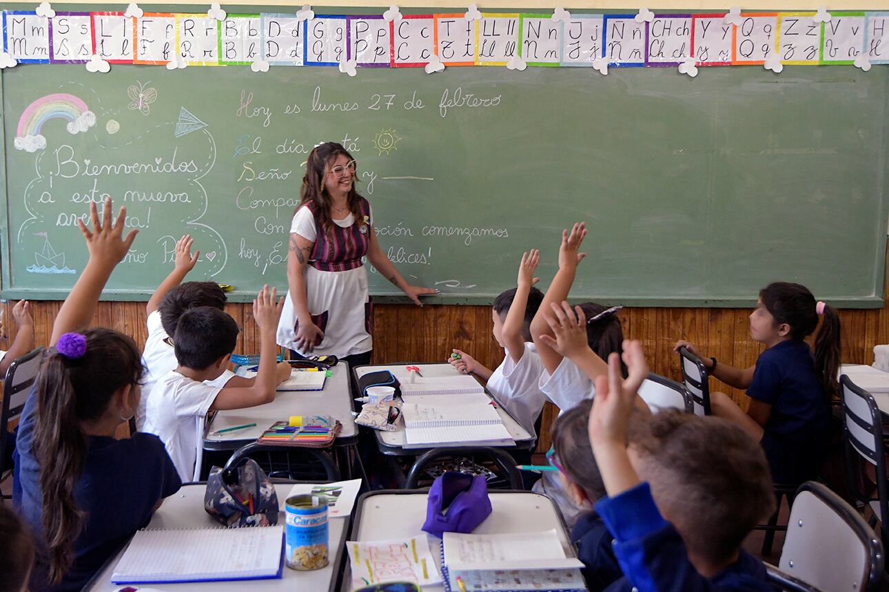 Comienza el Ciclo Lectivo 2023 en la escuela Santa Clara de Asís, de Godoy Cruz. La seño Clara entre cantos y risas logra la atención de los alumnos.Foto: Orlando Pelichotti