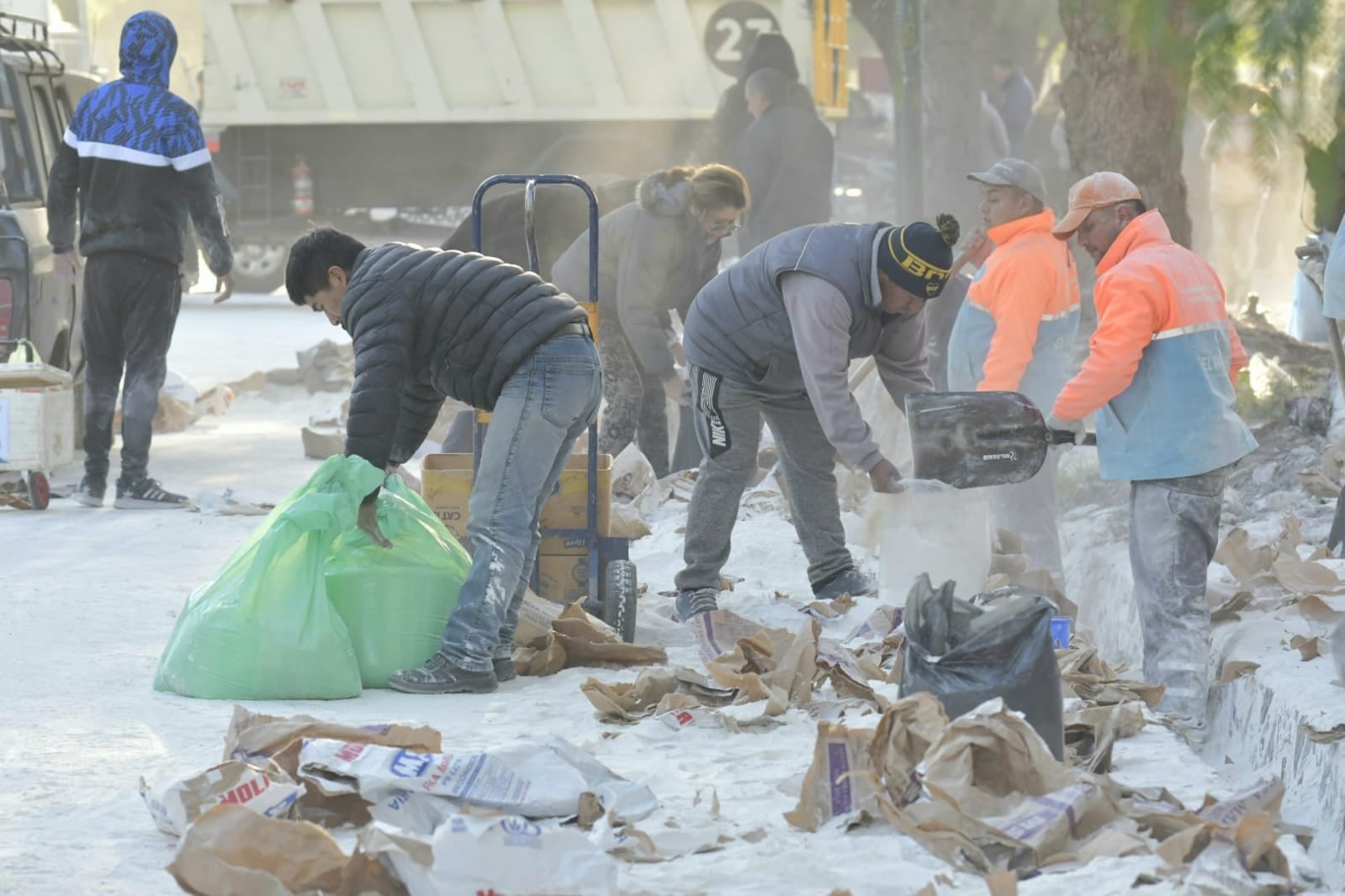 Volcó un camión con 800 bolsas de harina en el Parque y la gente se llevó todo (Orlando Pelichotti / Los Andes)