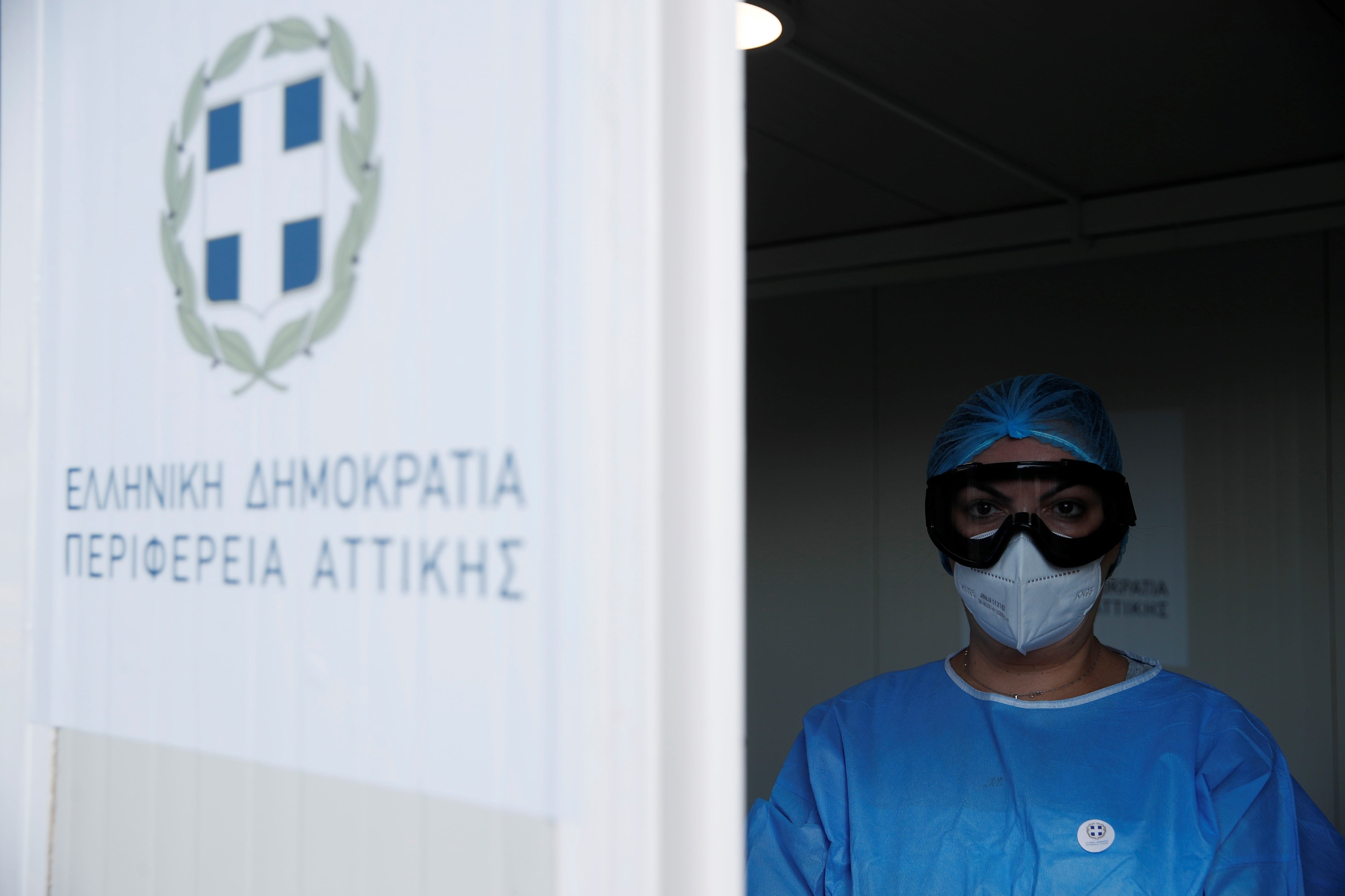 Una trabajadora médica con equipo de protección en Ática, Grecia. AP