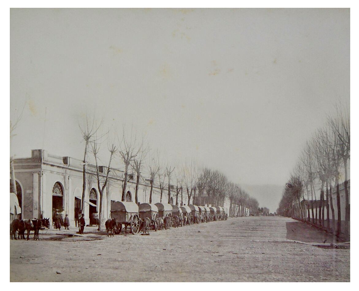 La Calle San Nicolás en invierno de gan amplitud (Actual Avenida San Martín), nótese la gran cantidad de carros tirados a caballos que esperan su carga. 