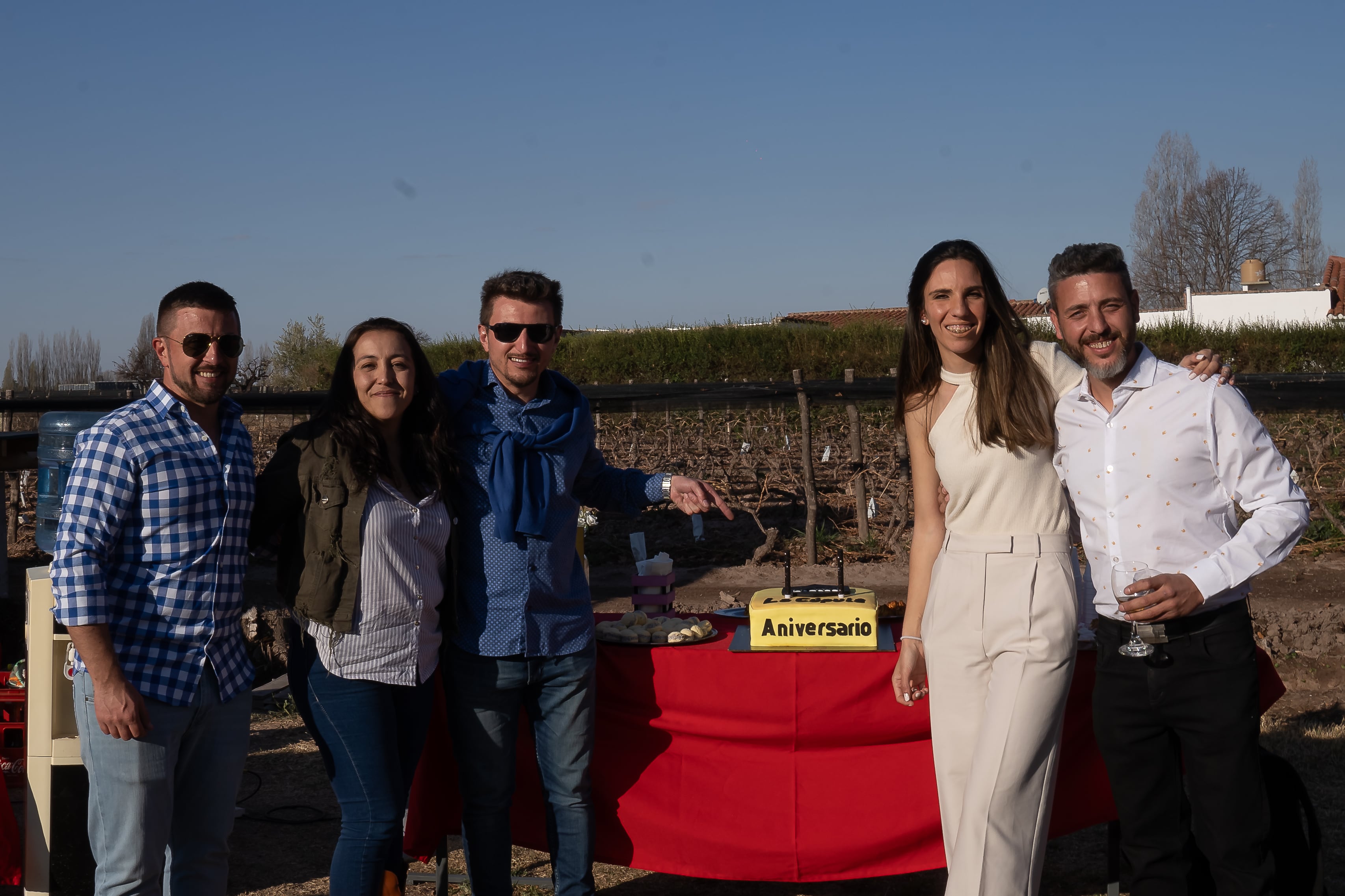 David Longhin, Nadya Rey Cordero, Ariel Longhin, Franco Taricco y Julieta Lara en el brindis final - Fotos por Pablo Tello. 