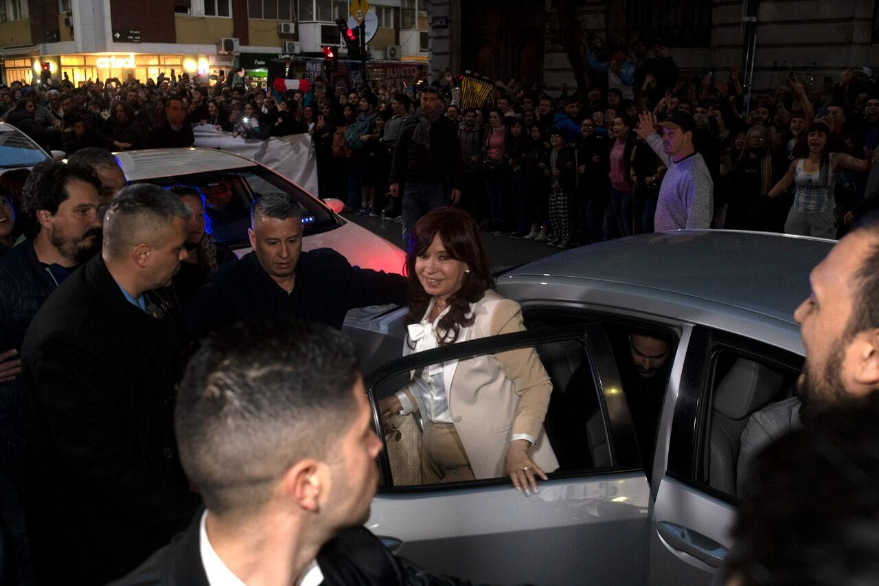 Cristina saludando a la multitud que la esperaba en Recoleta. Foto: Gentileza