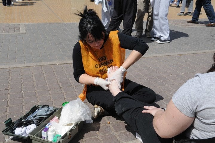 Los voluntarios asisten a los peregrinos durante el recorrido. Foto: Clarín