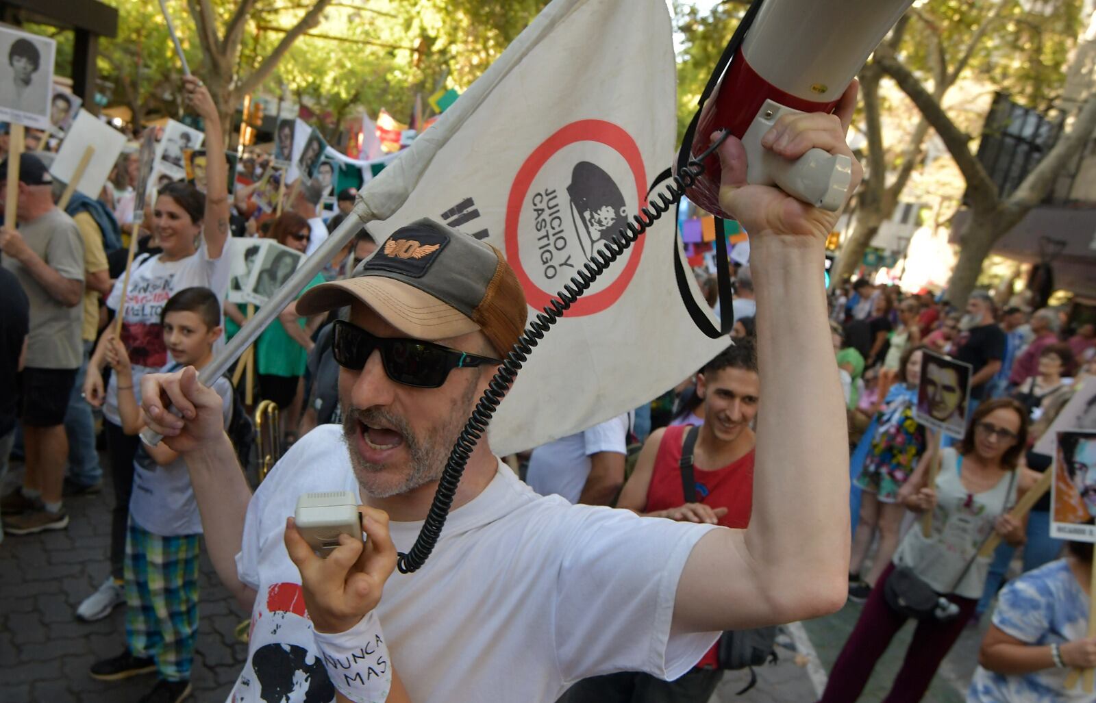 Multitudinaria marcha por el 24M en las calles mendocinas / Orlando Pelichotti.