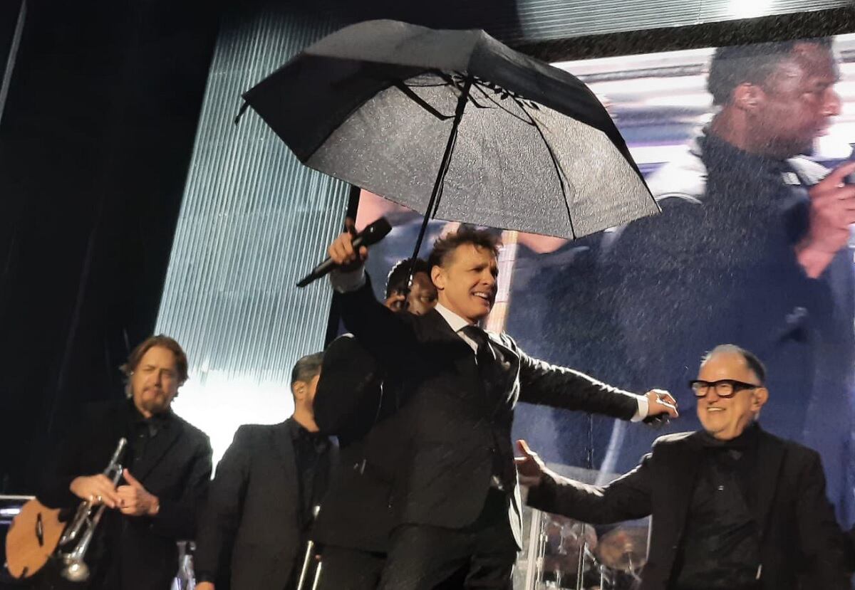 Luis Miguel cantó 45 minutos en Córdoba, no se aguantó la lluvia y se fue entre insultos y quejas del público (Gentileza)