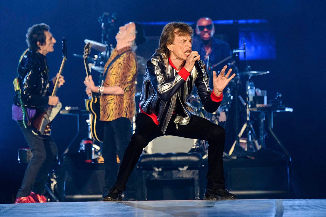 Ronnie Wood, Keith Richards, Mick Jagger y Steve Jordan, de los Rolling Stones, dan un concierto de su gira "No Filter" en The Dome del America's Center, en St. Louis.