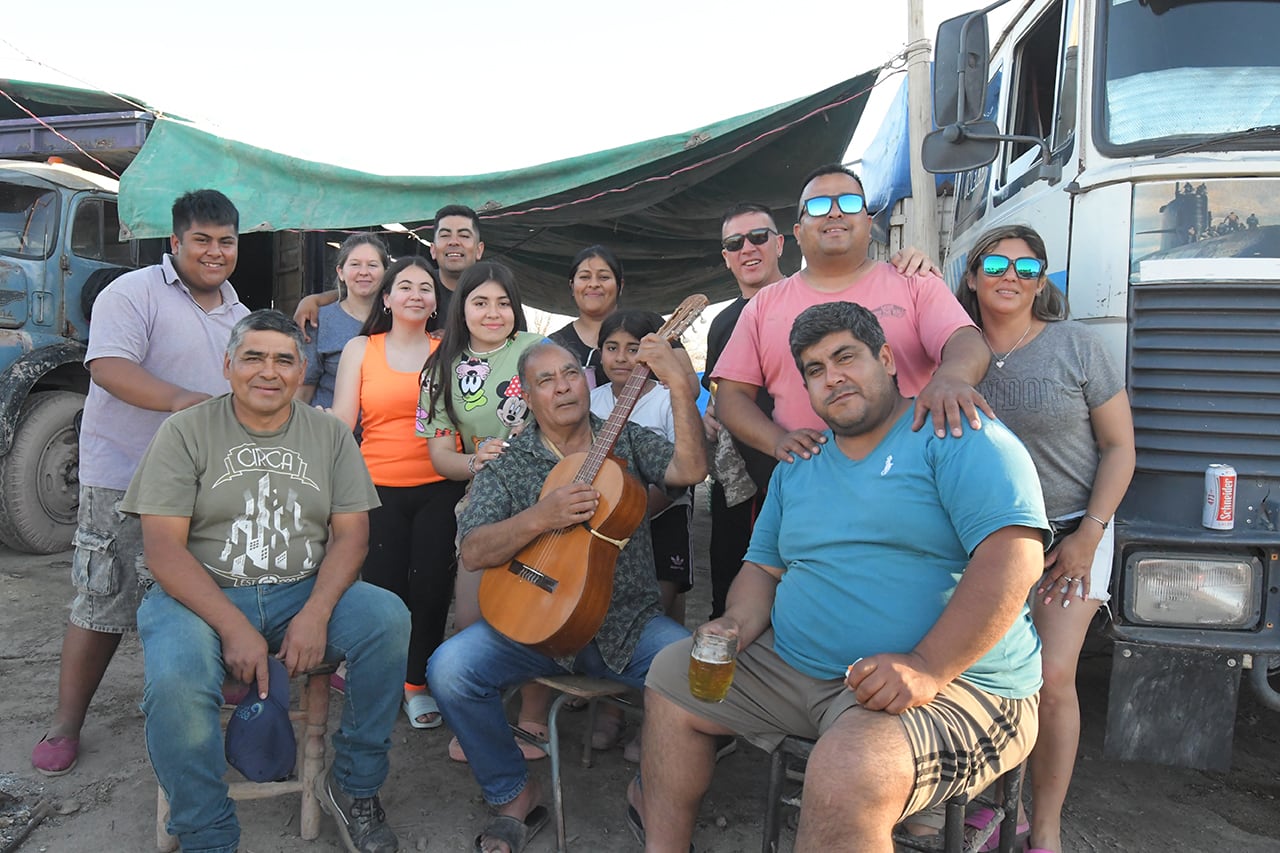 La familia Videla de San Juan en la Fiesta Lagunas del Rosario. Procesión de las Antorchas en la Capilla de la Virgen del Rosario. Foto: Marcelo Rolland / Los Andes.