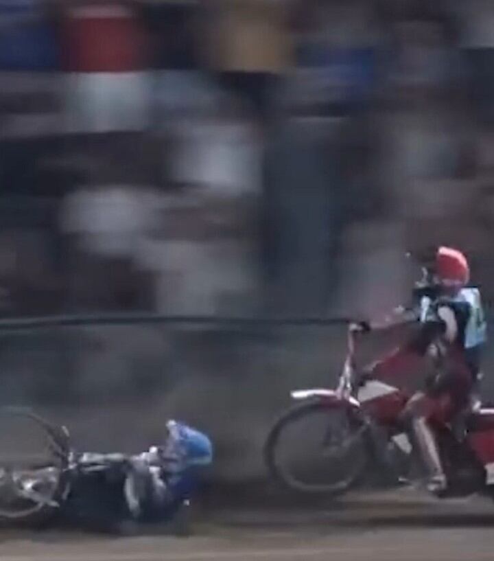 Tremendo choque en la final del Speedway de Bahía Blanca. Foto Captura: Instagram / @a_las_chapas_bahia