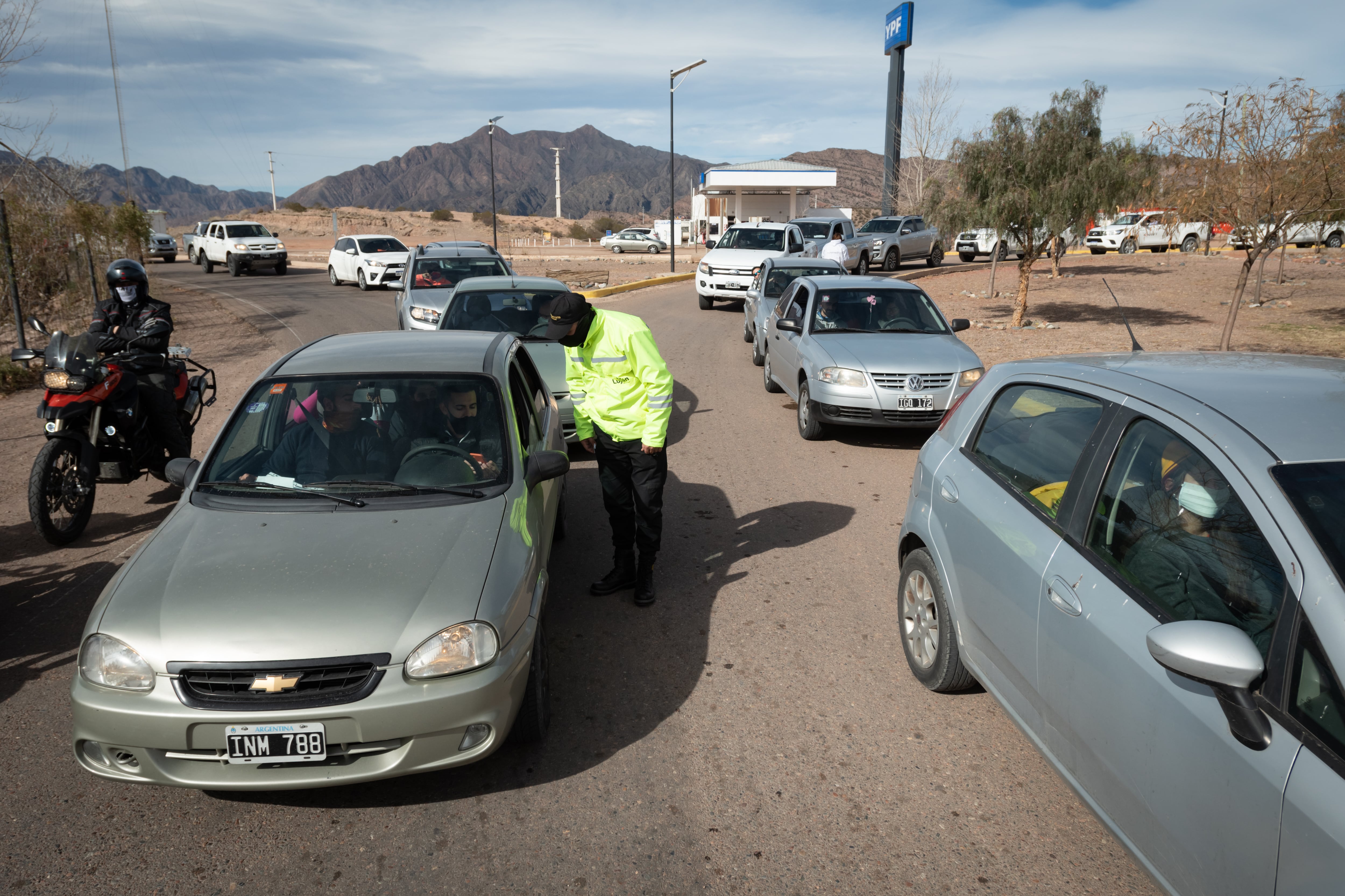 Hubo estrictos controles en las rutas para evitar viajes de personas sin permisos.