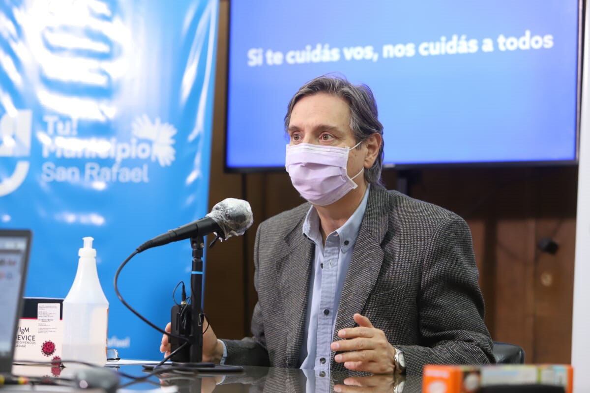 Emir Félix, intendente de San Rafael, durante el anuncio de las medidas.