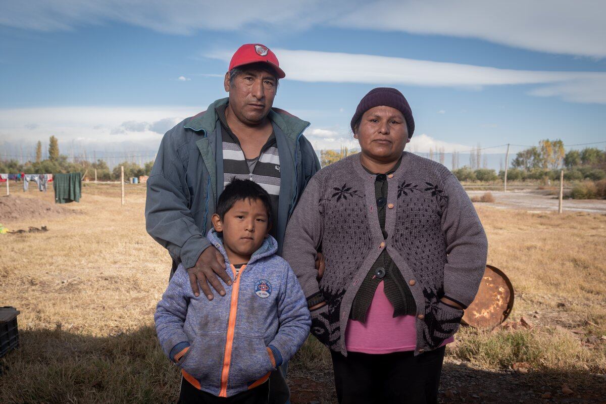 Urbano Lamas junto a su mujer Yolanda Amador y su hijo Tadeo Amador- El 15 de abril, el dueño de una finca en Rodeo del Medio (Maipú) atropelló Axel hijo del contratista Urbano Lamas, con un tractor tras un reclamo de dinero. Al parecer, el propietario les adeudaba cinco meses de salario e intentó sacarlos por la fuerza (se encuentra imputado por amenazas y lesiones leves). 
  
Foto: Ignacio Blanco / Los Andes