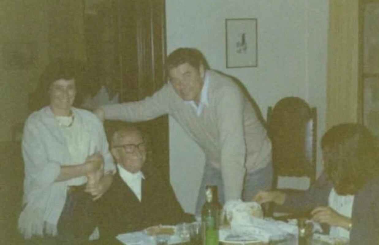 En una foto de archivo, Arturo, el papá de Patricia Goodliffe, está sentado a la mesa con ella y Guy Williams (Gentileza / La Nación)