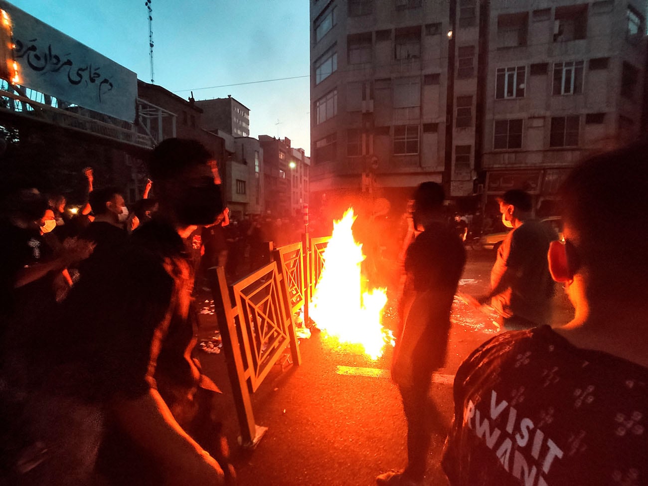 Protesta por la muerte de una mujer que fue detenida por el policía moral, en el centro de Teherán, Irán. Foto: AP