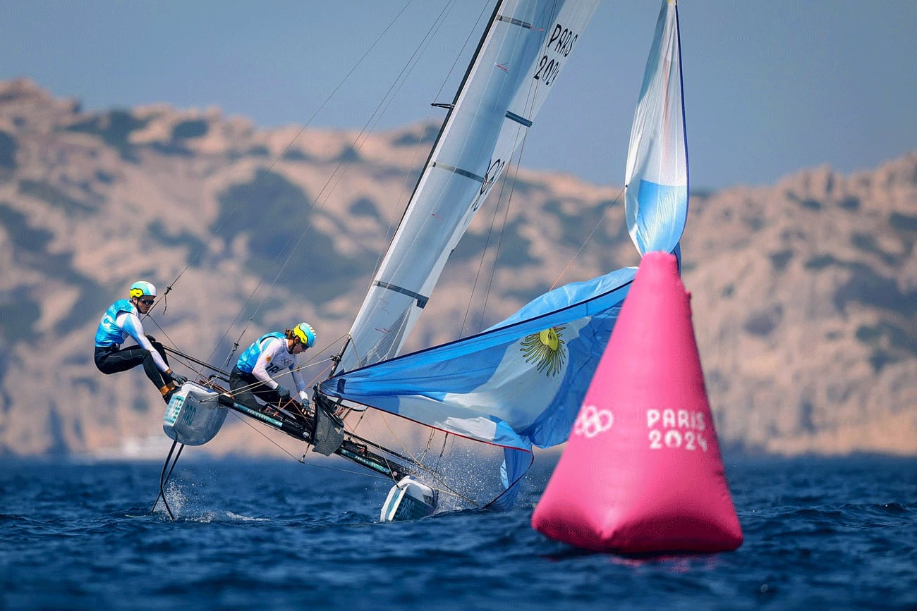 La dupla argentina Majdalani-Bosco ilusiona a todo el país para la Medal Race de este miércoles. (@LaTortuneta)