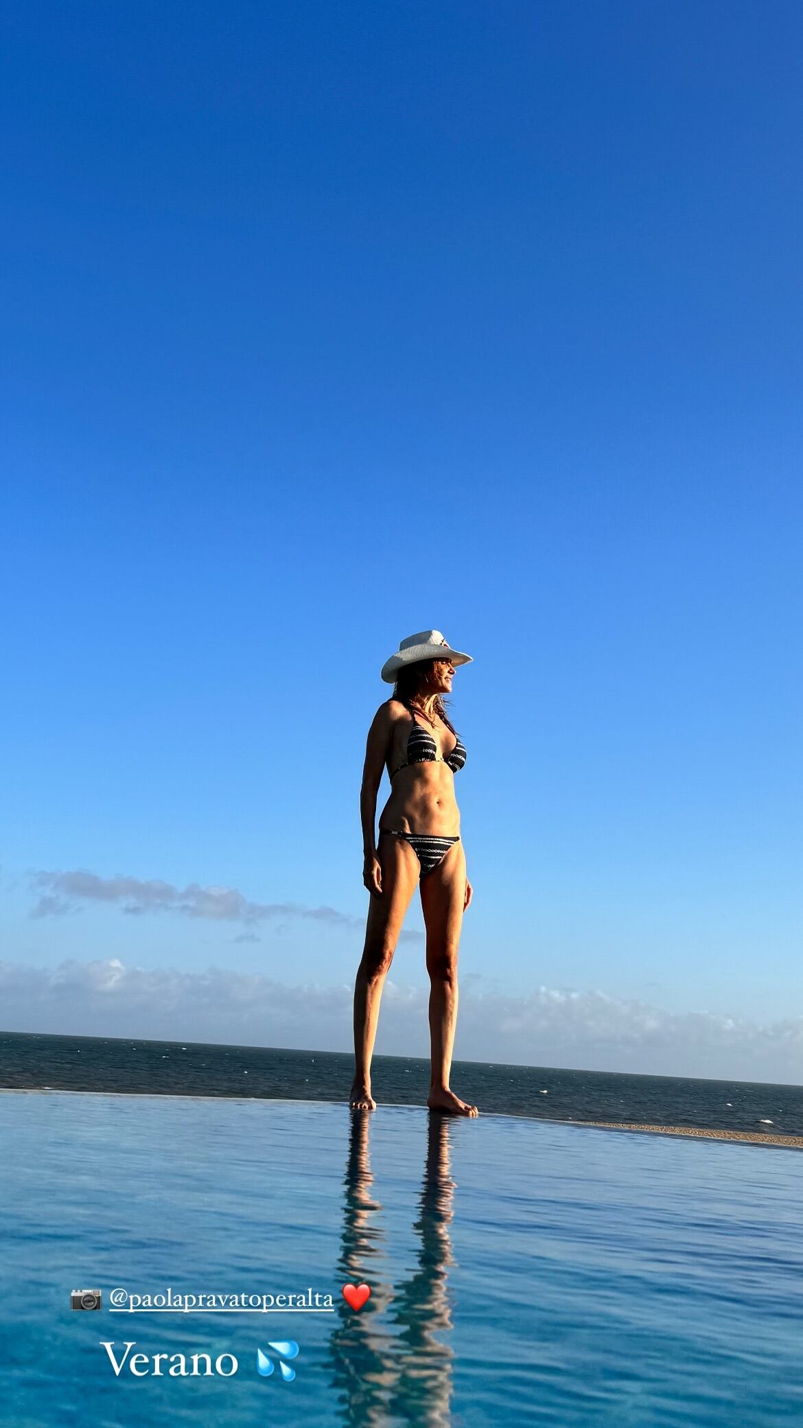 Vero Lozano posó como toda una modelo desde Punta del Este.