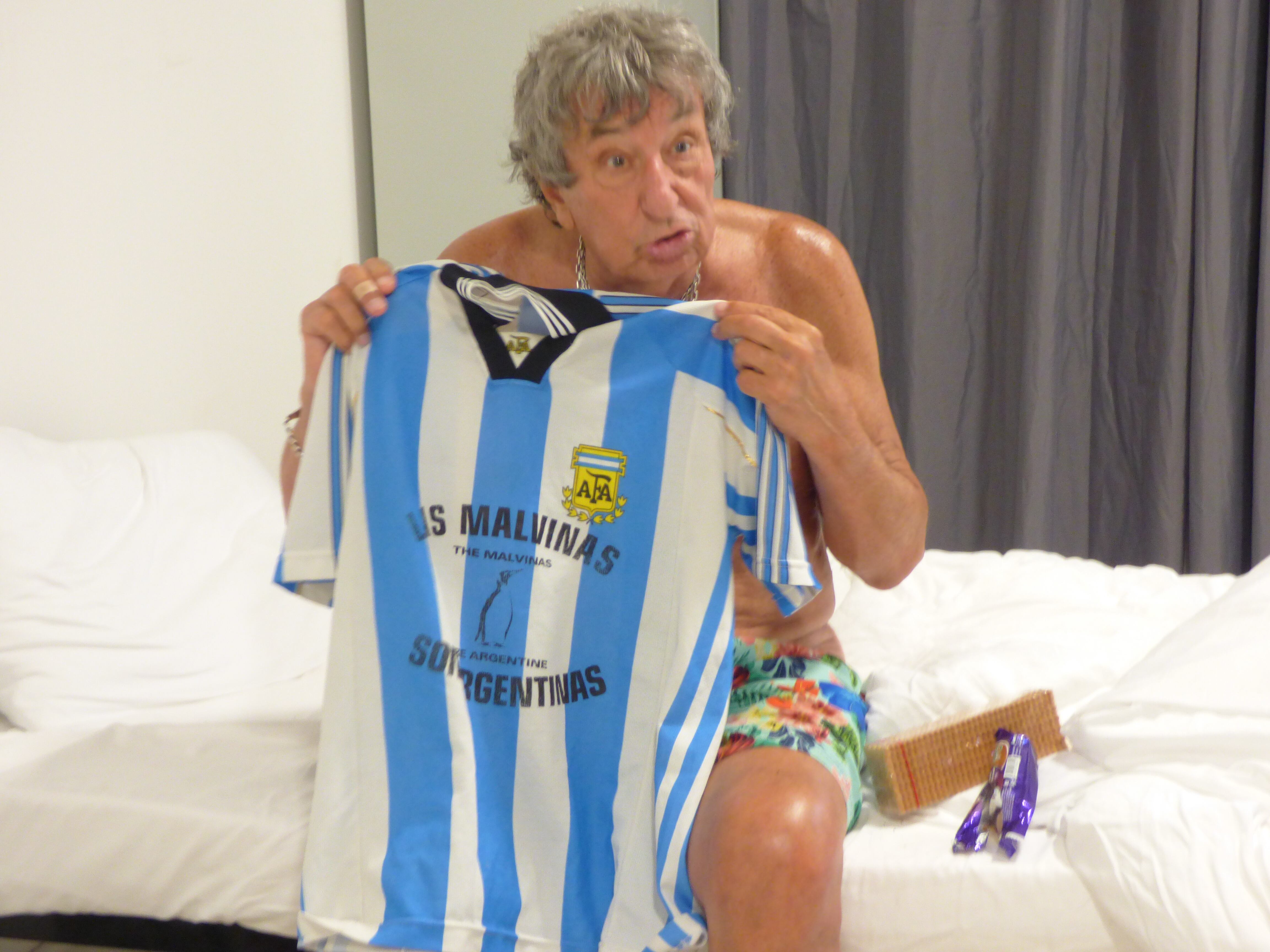 El "Tula" luce orgulloso la camiseta argentina. / Diego Bautista