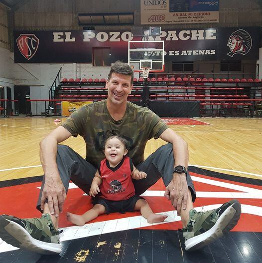 Mauricio "Pipio" Pedemonte junto a su hija Lourdes en el Pozo Apache. / Gentileza.