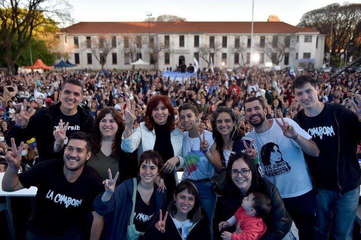 Cristina reapareció en público luego de 15 días y alentó a festejar el Día de la Lealtad.