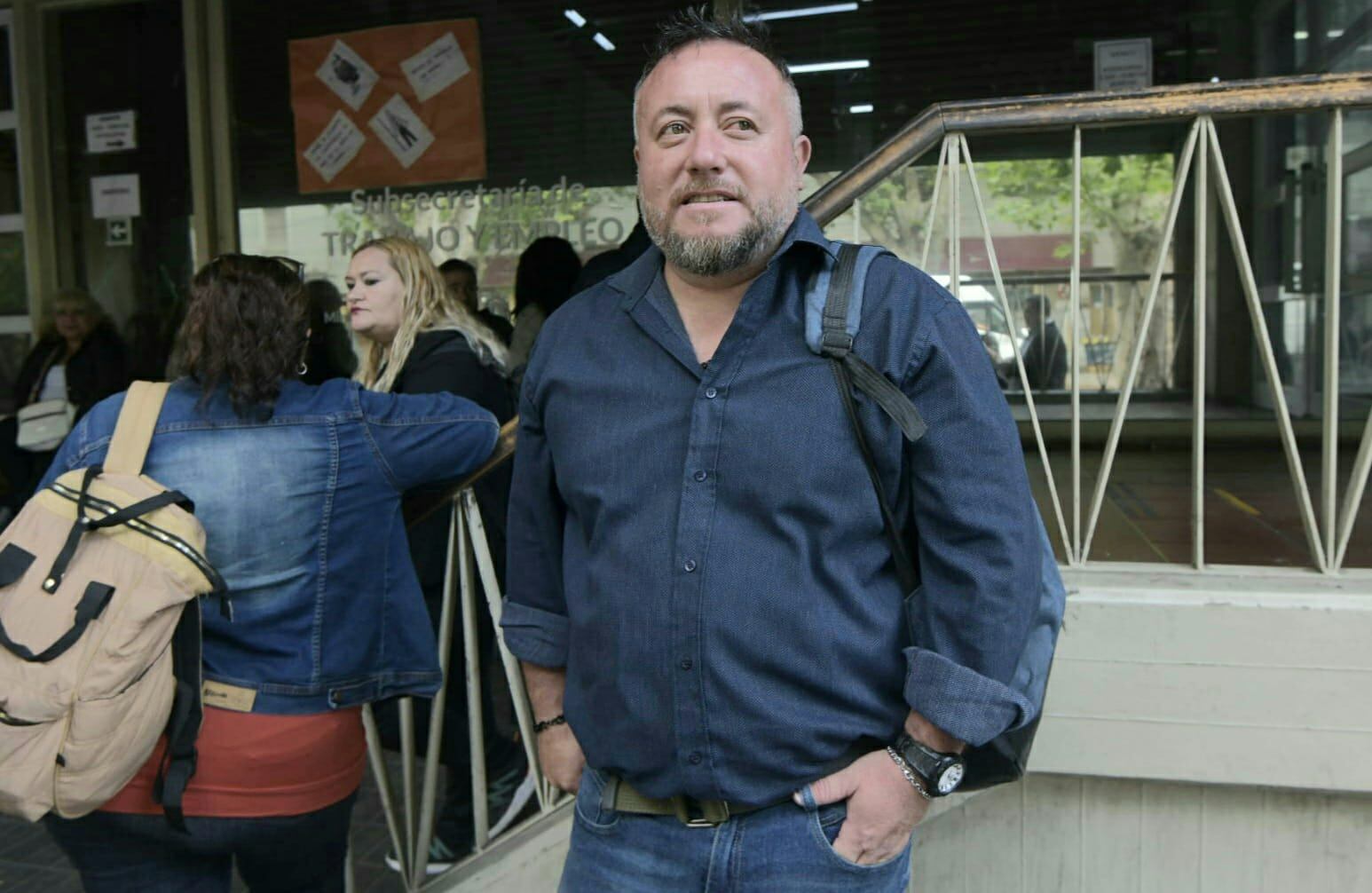 Roberto Macho, titular de ATE, antes de ingresar a la reunión paritaria. Foto: Orlando Pelichotti / Los Andes