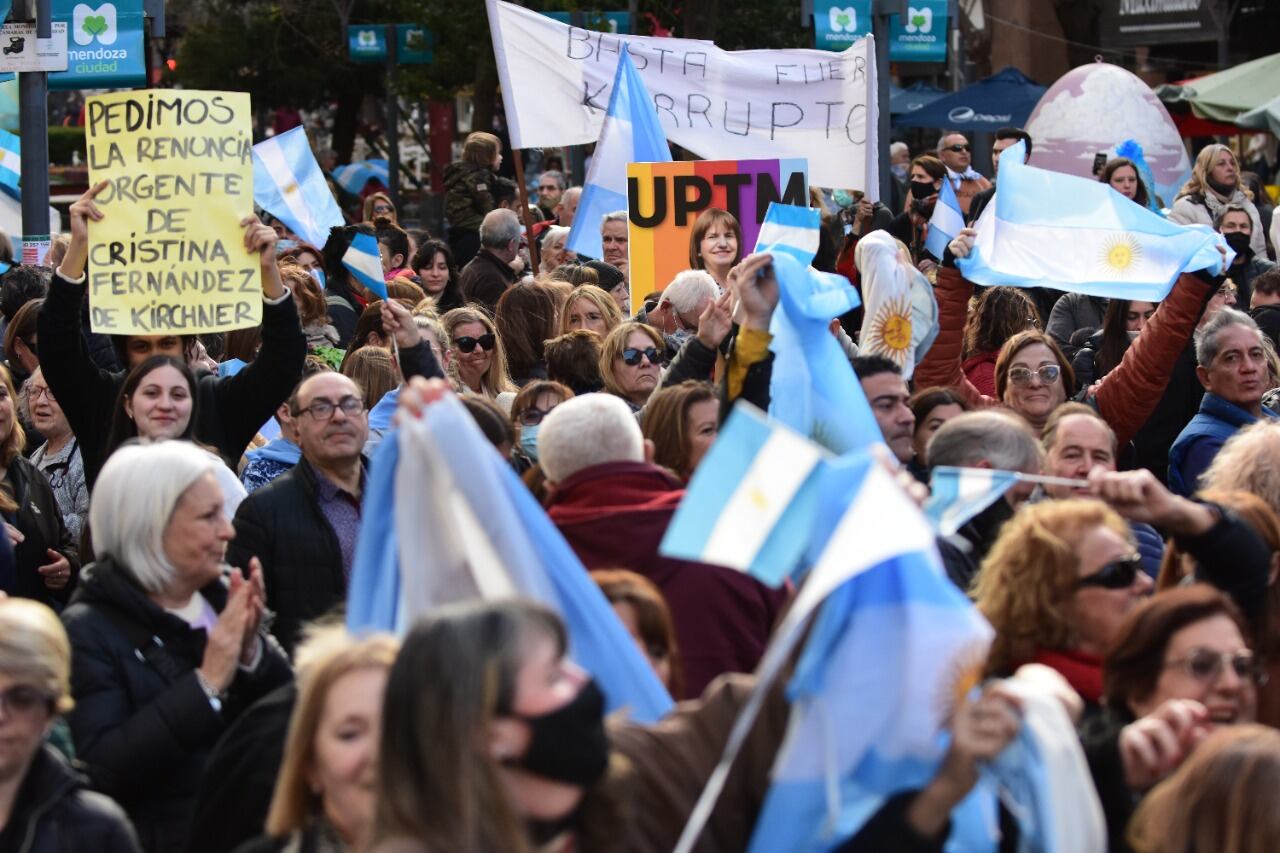 Decenas de mendocinos se unieron al "Banderazo" organizado por las redes sociales.