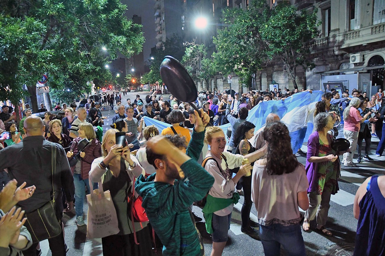 Cacerolazos y bocinazos se registraron en diversos puntos de la ciudad de Buenos Aires y el Conurbano bonaerense en rechazo del DNU de Milei (Télam)