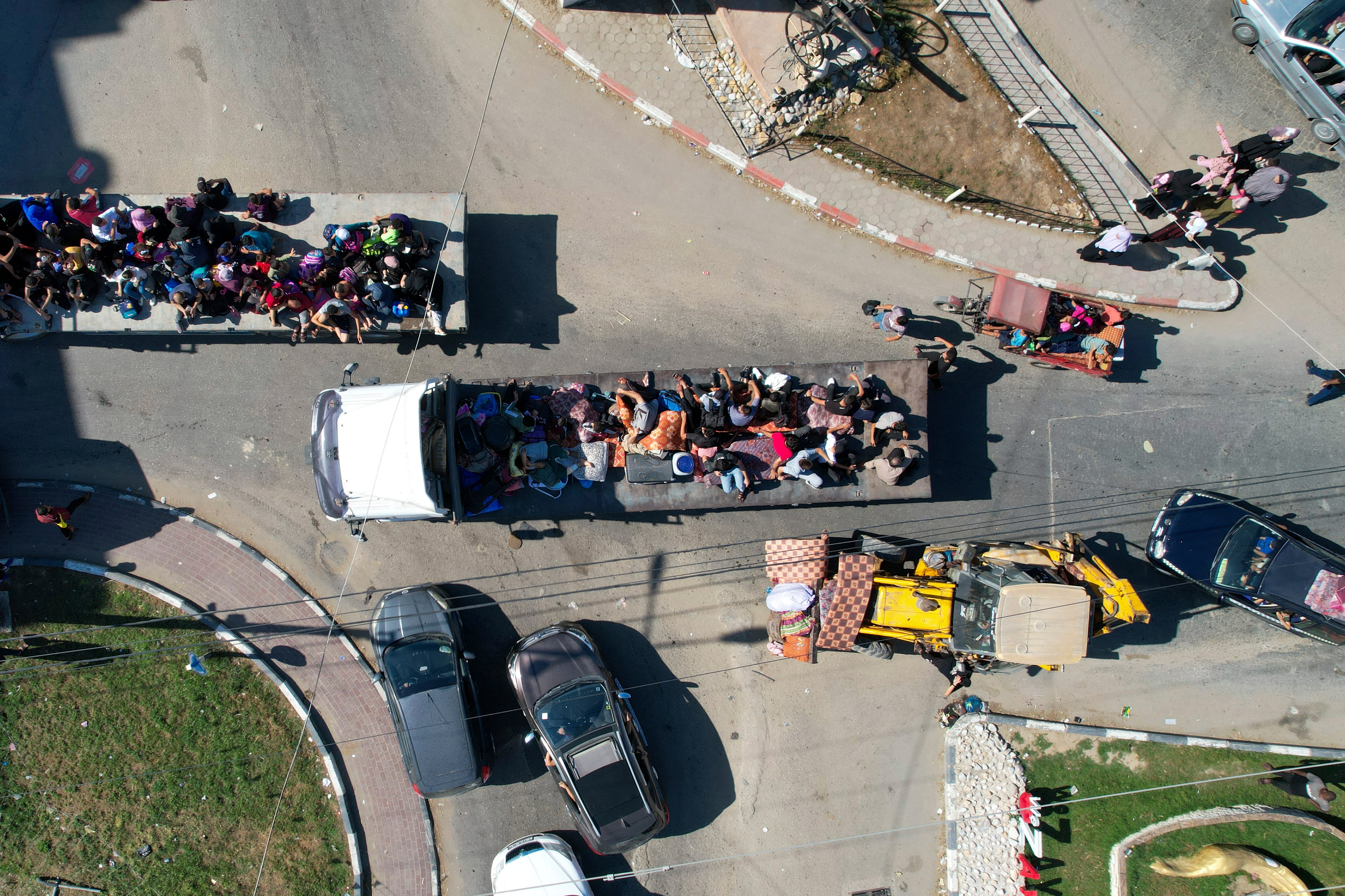 Palestinos huyen del norte de Gaza hacia el sur. (AP Foto/Hatem Moussa)