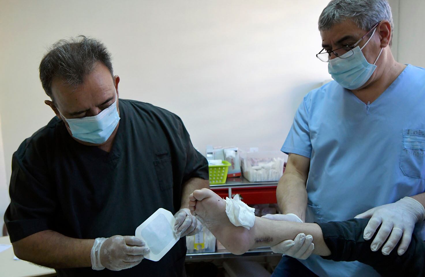 Mañana de mucho trabajo en el Hospital Pediátrico Humberto Notti, junto a los enfermeros Roberto Rojo y Andrés Ade realizan curativos desde temprana hora. Foto: Orlando Pelichotti / Los Andes