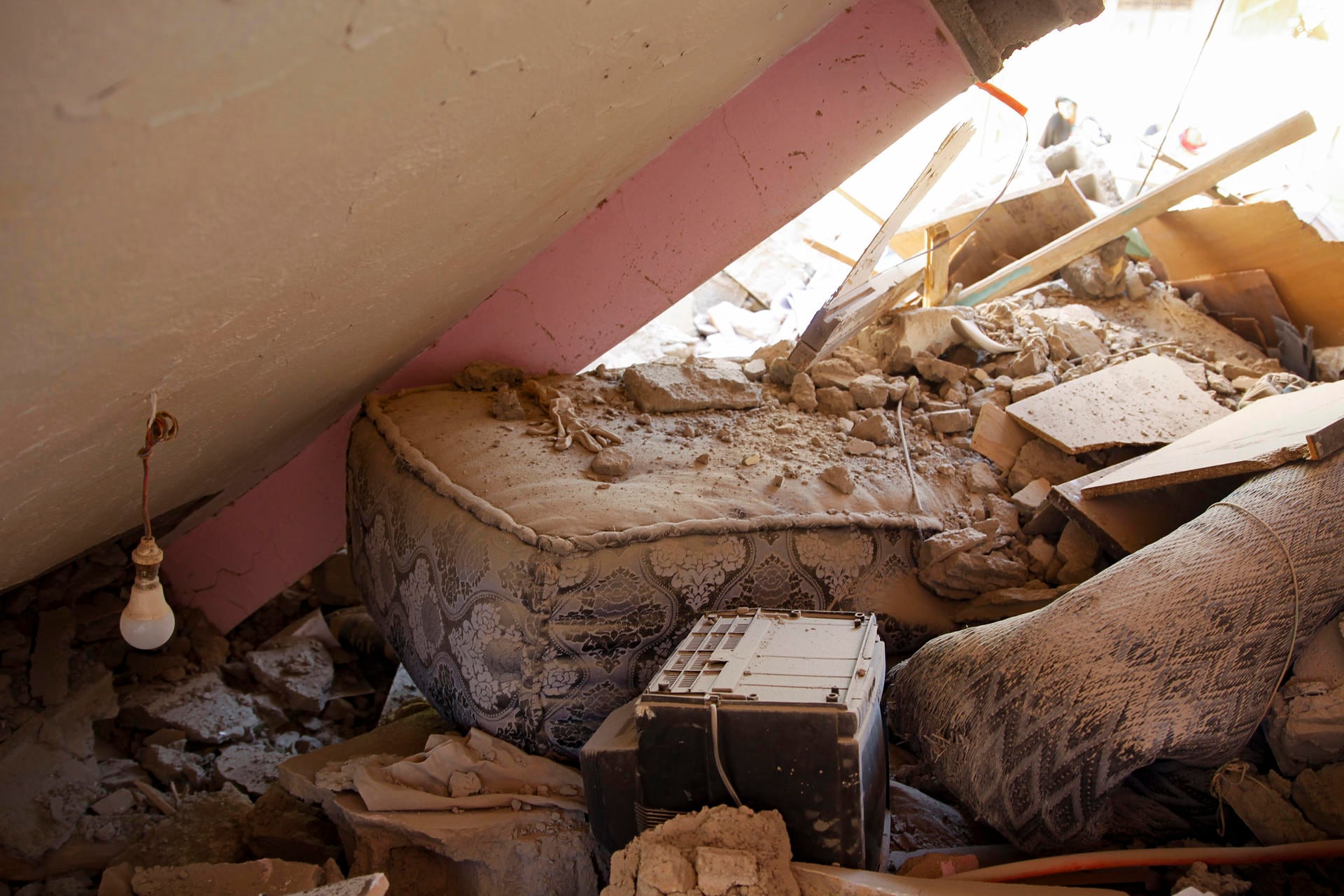 AMIZMIZ (MARRUECOS), 09/09/2023.- Interior de una vivienda completamente destruida en Amizmiz, situada a unos 30 kilómetros del epicentro del terremoto, en las faldas del Atlas. La población amaneció llena de cascotes y escombros de edificios derruidos tras el terremoto que sacudió el suroeste del país la pasada madrugada. EFE/ María Traspaderne
