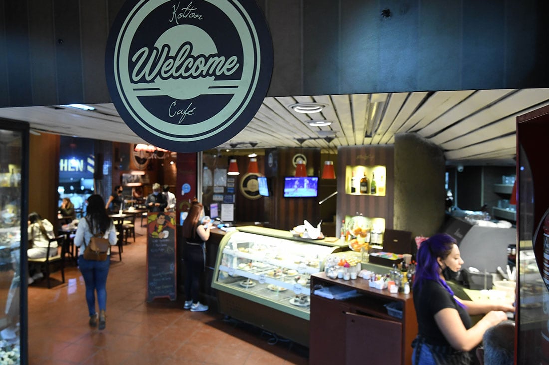 Cafés históricos. El café Kolton ubicado en la galería del mismo nombre es uno de los históricos cafés de Mendoza. Foto Marcelo Rolland / Los Andes