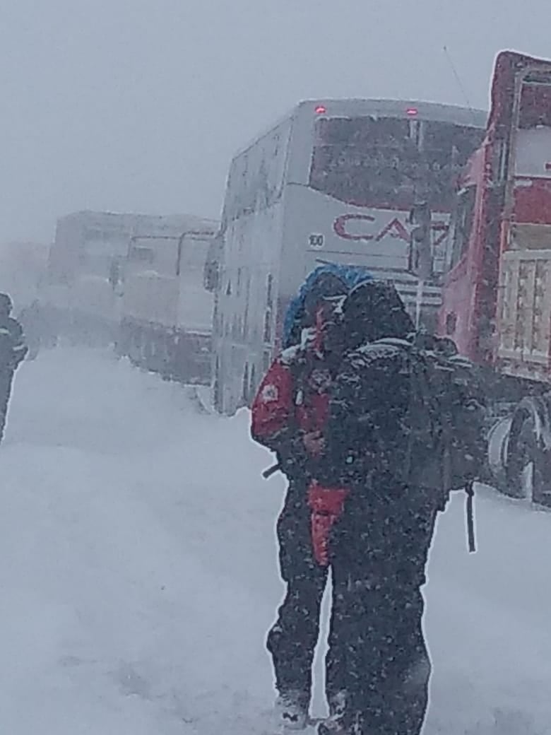 Varados en Alta Montaña y aislados por 36 horas: así fue el reparto de comida y los traslados por postas. Foto: Gentileza Manuel Roco.