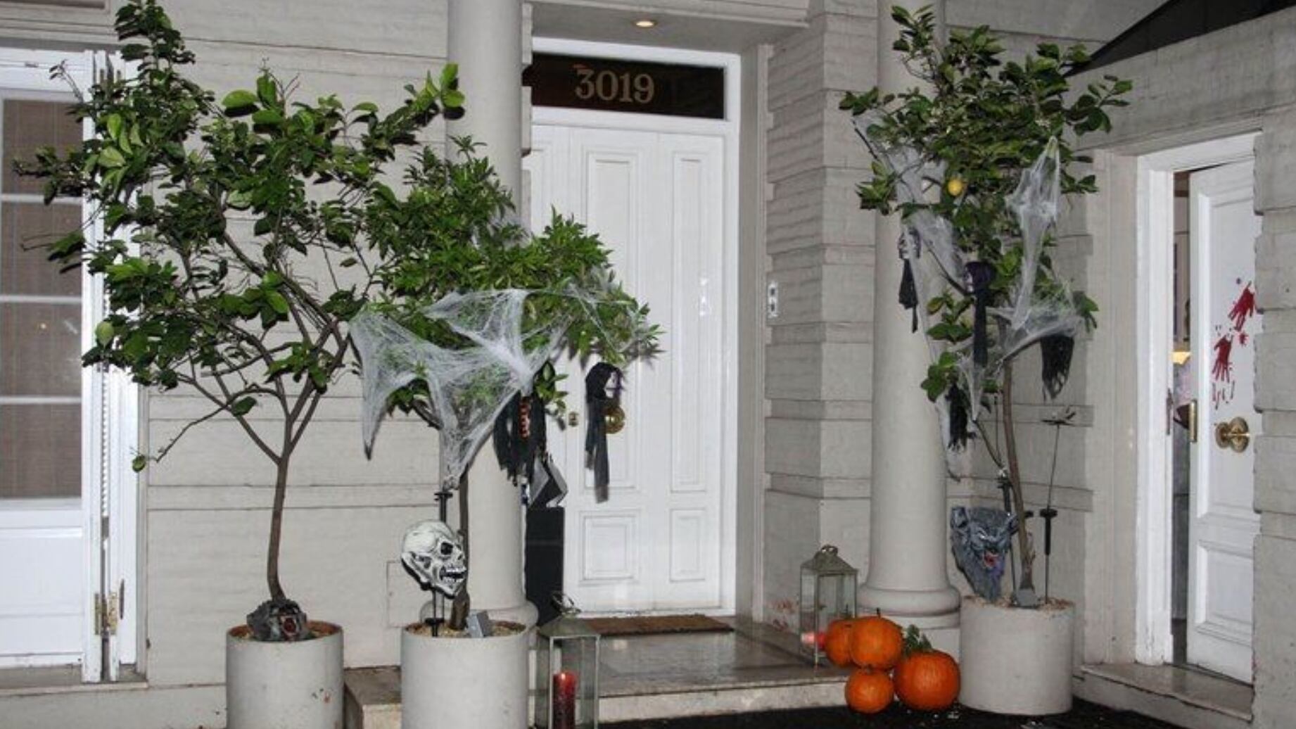 La entrada de su casa para Halloween.