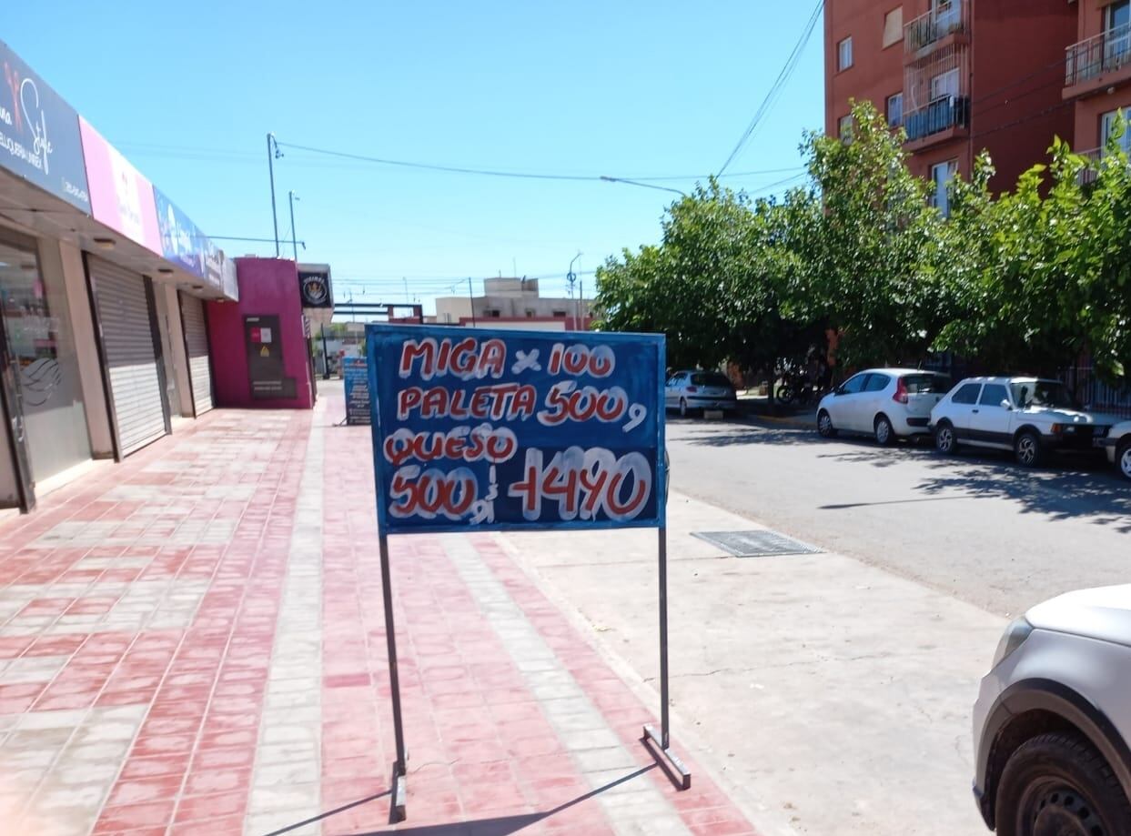 Fiambrerías y comercios de todo tipo exhiben carteles en donde se pueden apreciar promociones para preparar sanguches de miga, con  queso y jamón, paleta o salame.