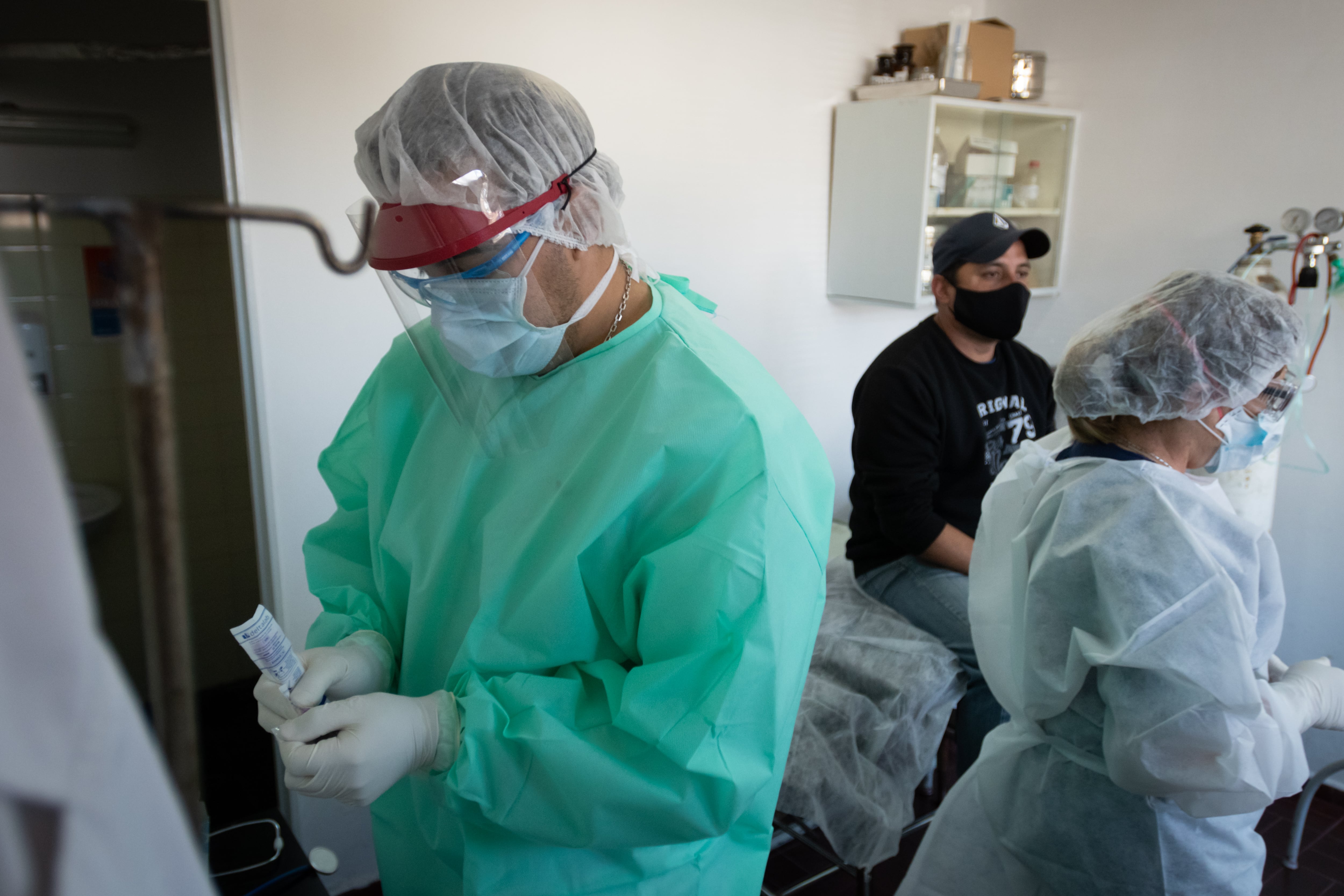 Después del que el test rápido le diera positivo, se le realizó un hisopado a Cristian Venegas en el centro de salud del barrio Fuchs del departamento de Godoy Cruz para confirmar si tenía Covid-19.