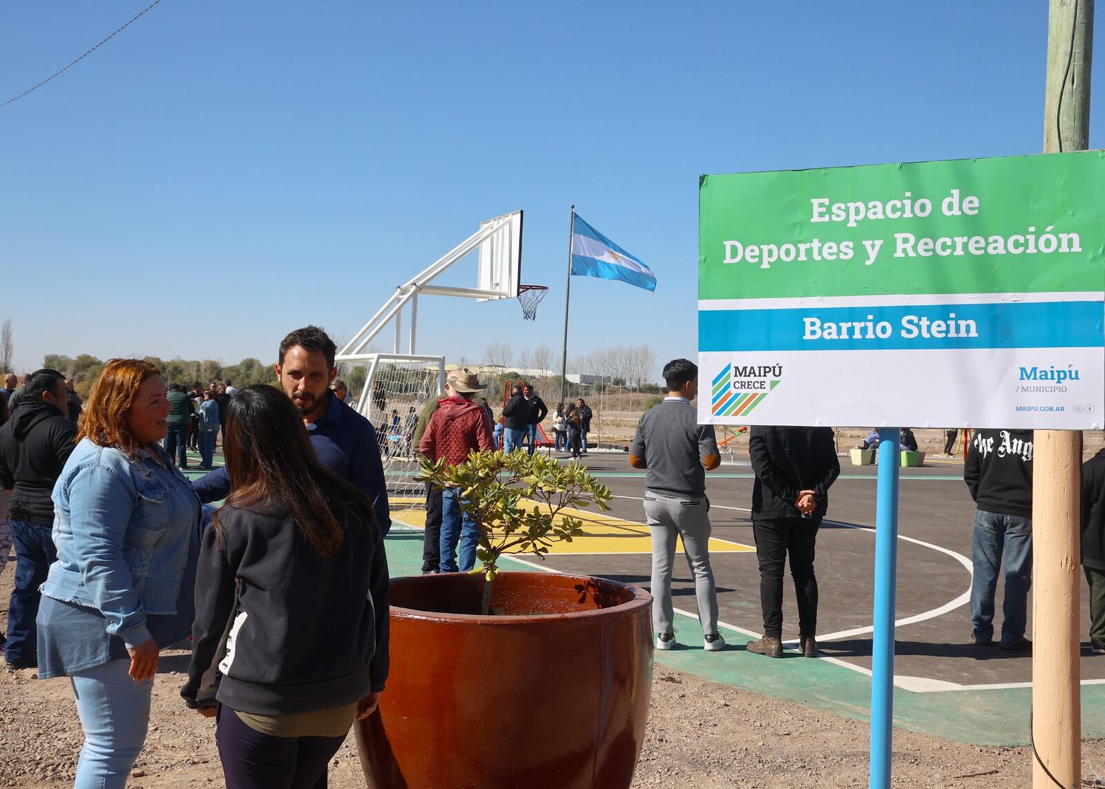 Stevanato inauguró un nuevo espacio deportivo en el Barrio Stein