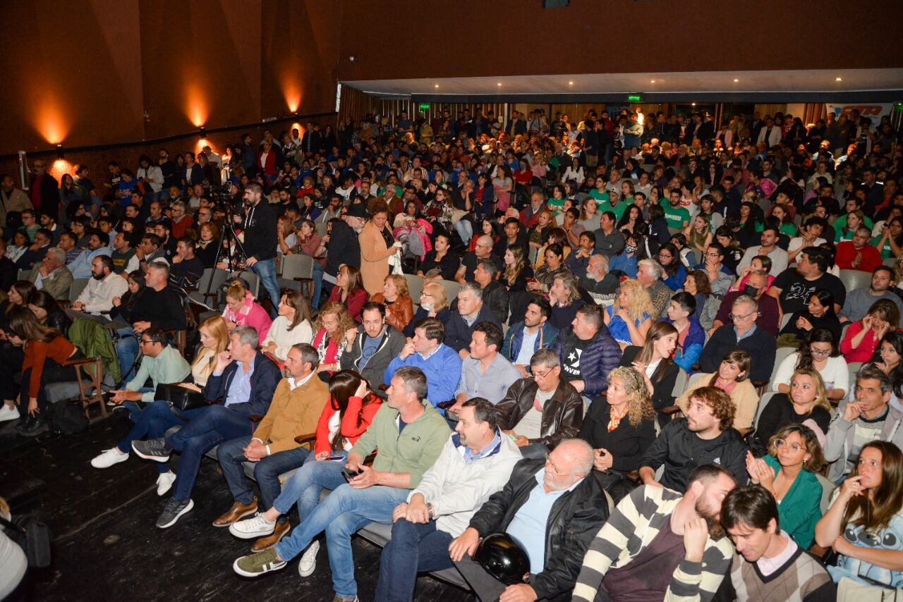 Dirigentes del PJ en primera fila escuchando a Lucas Ilardo y su "Derribando mitos".