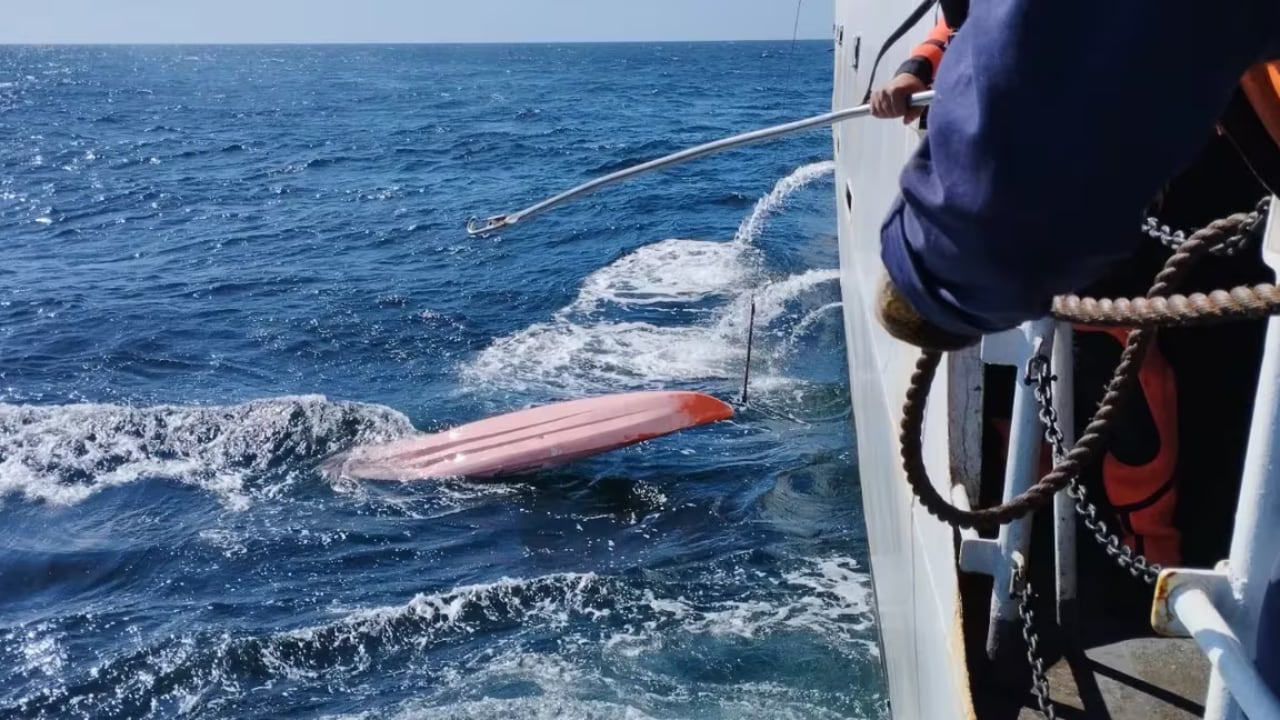 El kayak fue encontrado en la costa de Villa Gesell por Prefectura. Gentileza: TN.