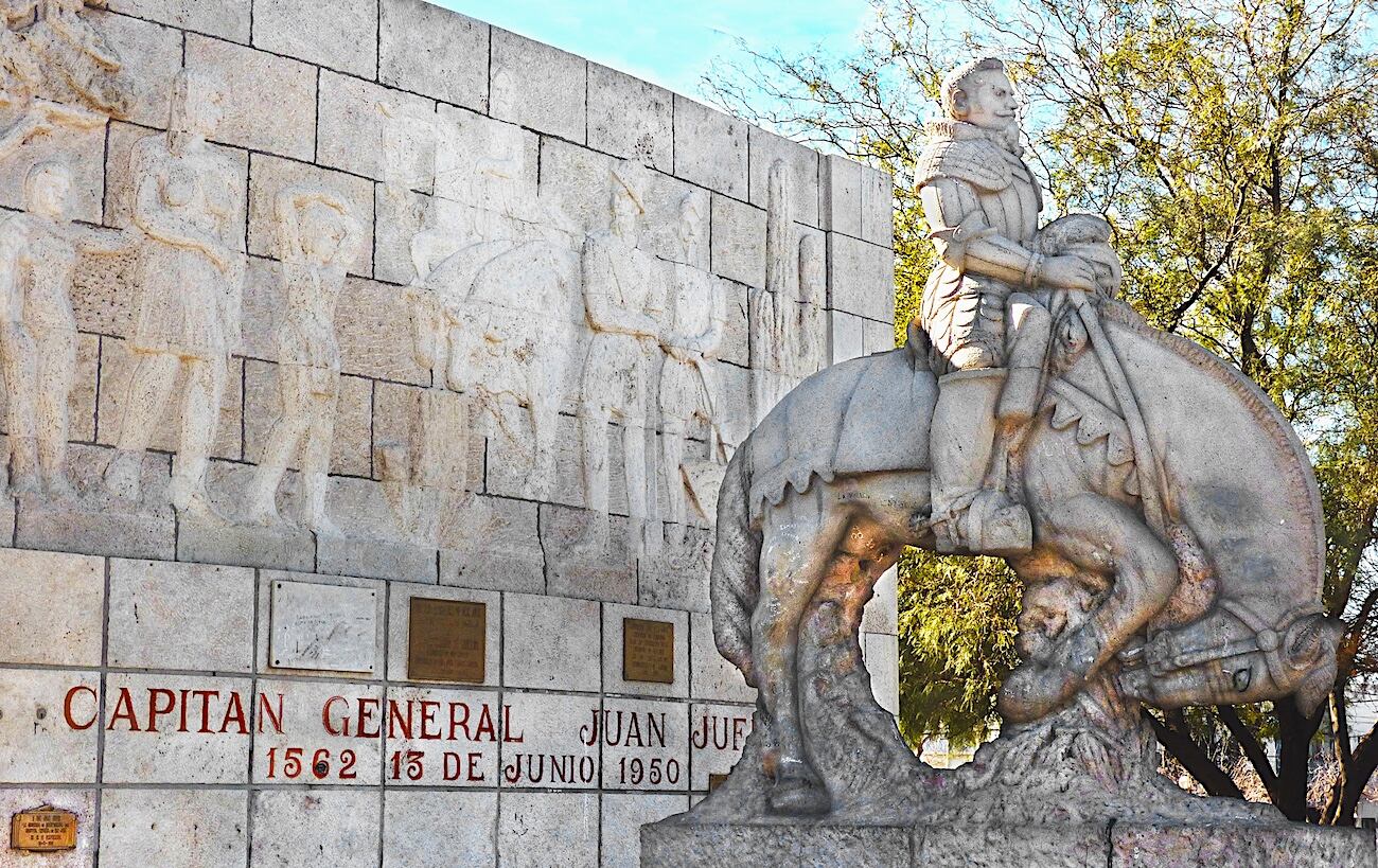 Monumento dedicado a Juan Jufré, en la plaza homónima situada en la ciudad de Concepción.