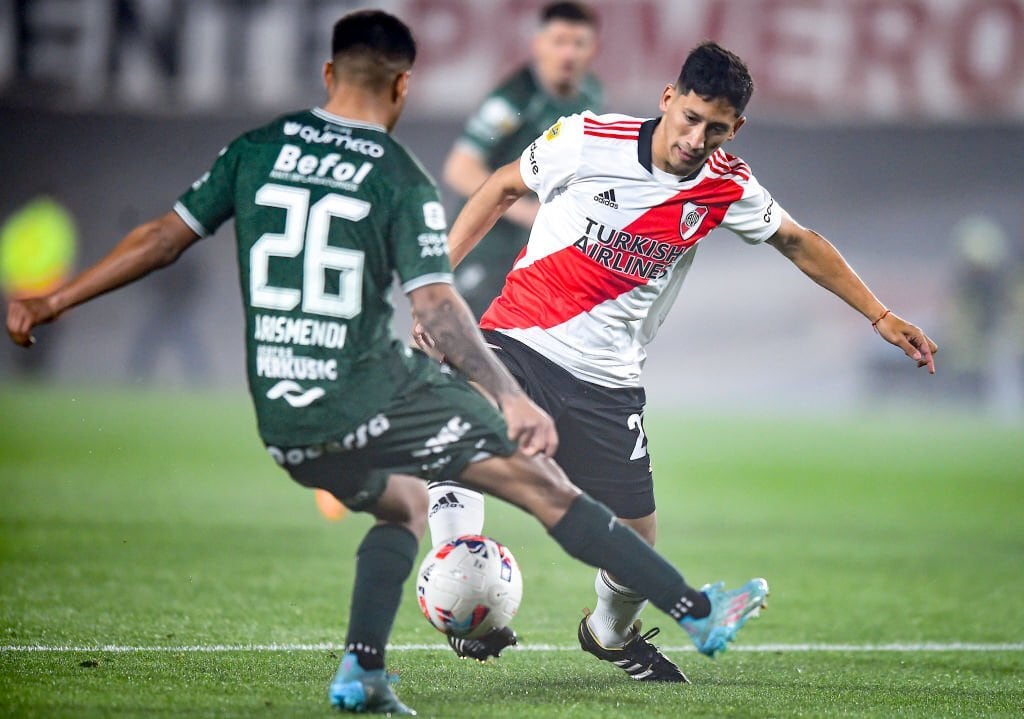 Sarmiento hizo su negocio y derrotó a River en el Monumental. 