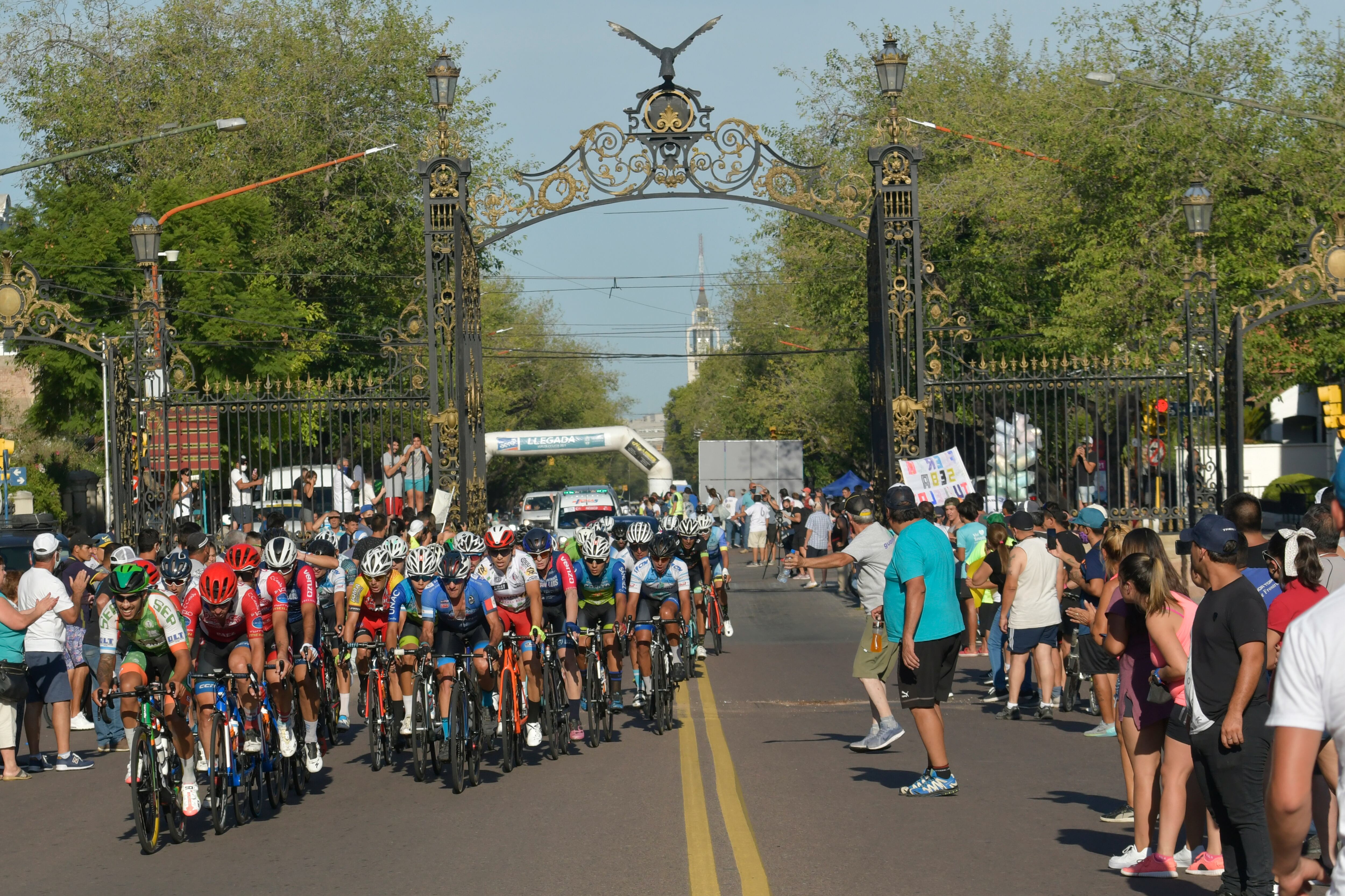 El cóndor de abajo cuidando a los ciclistas, el Cóndor Ernesto Contreras riendo de alegría más arriba...